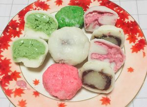 Una foto de Japanese 🎌Mochi Relleno con Helados de Matcha, Frambuesas, Anko (frijol dulce) !