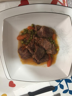 Una foto de Carrilleras con zanahorias y guisantes