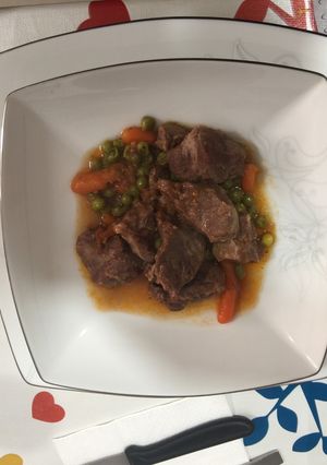 Una foto de Carrilleras con zanahorias y guisantes