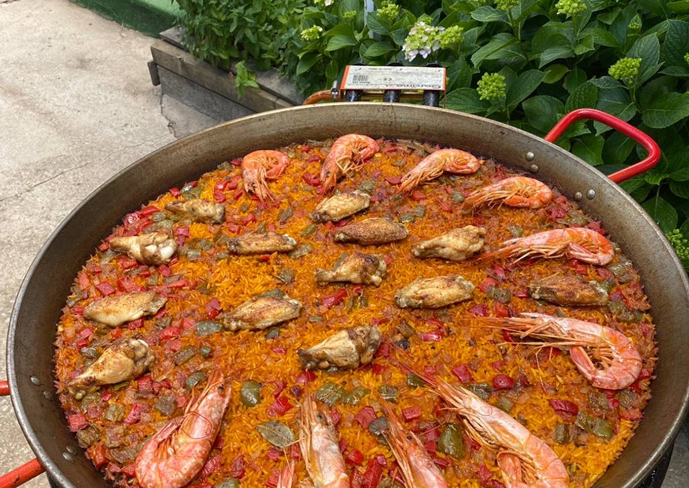 Paella mixta de pollo y gambones