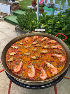 Una foto de Paella mixta de pollo y gambones