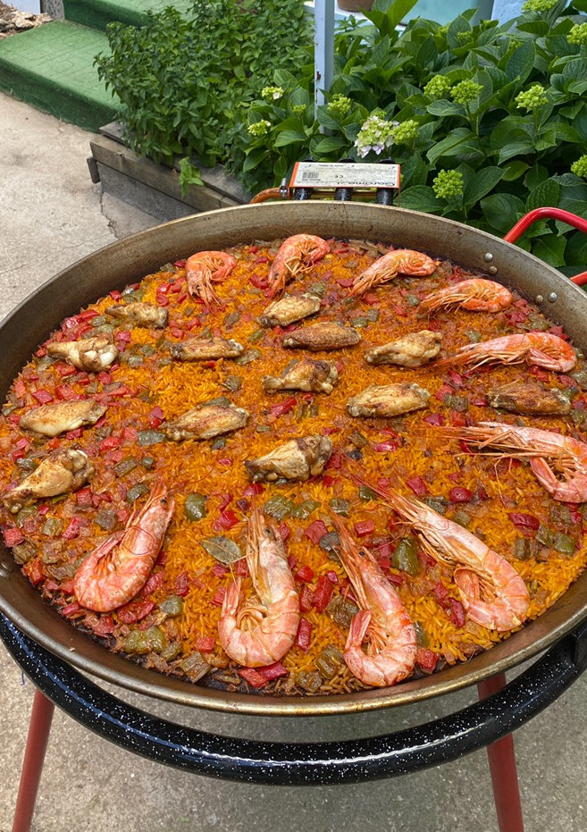 Una foto de Paella mixta de pollo y gambones
