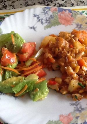 Una foto de Pechuga de pollo con verduras