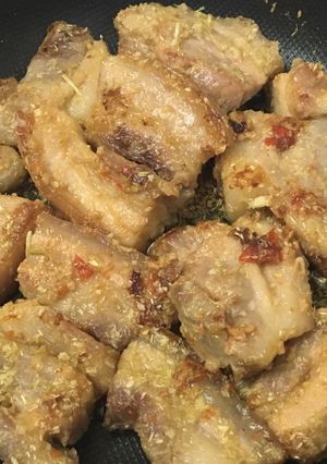 Hình của món Thịt ba rọi muối sả chiên.