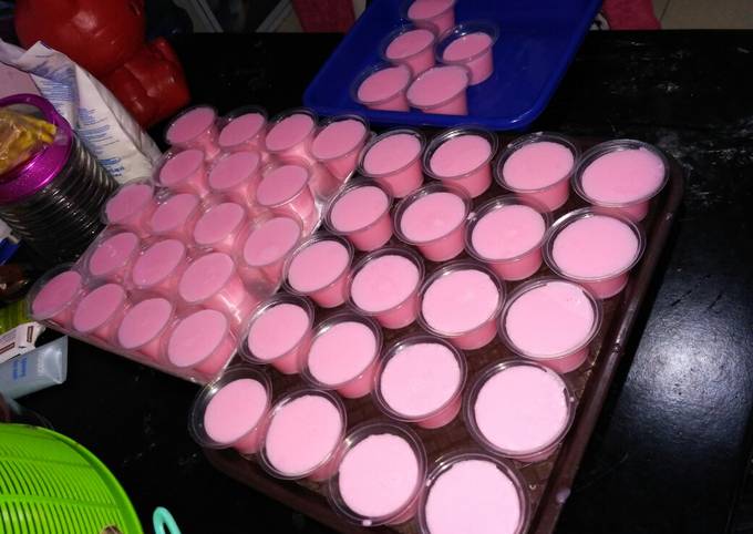 Langkah Mudah untuk Membuat Silky puding strawberry Anti Gagal
