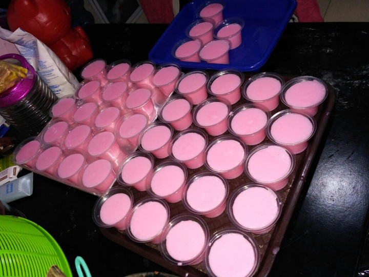 Langkah Mudah untuk Membuat Silky puding strawberry Anti Gagal