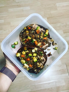 Una foto de Portobellos rellenos con salsa de cacahuate (Vegano)