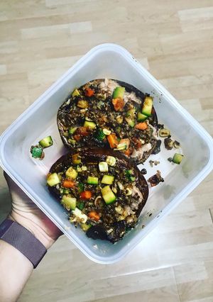 Una foto de Portobellos rellenos con salsa de cacahuate (Vegano)