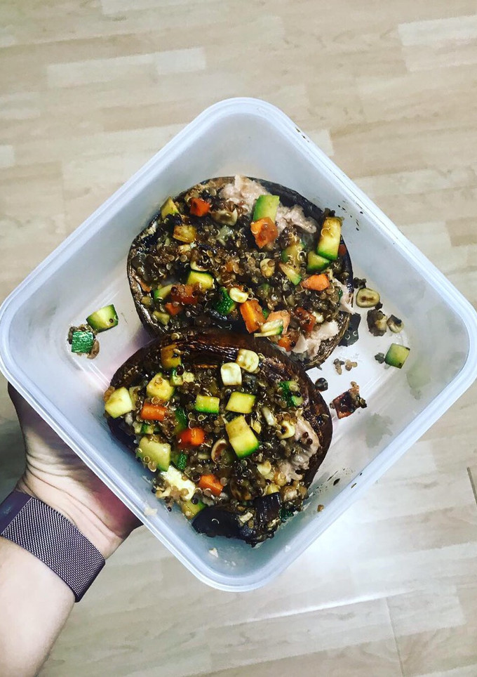 Una foto de Portobellos rellenos con salsa de cacahuate (Vegano)