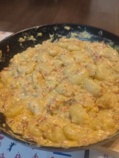 Una foto de Ñoquis con crema de ibéricos
