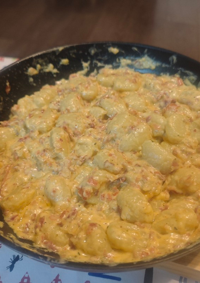 Una foto de Ñoquis con crema de ibéricos
