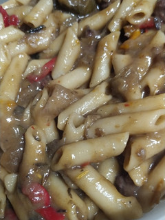 Una foto de Macarrones con verduras al vino tinto