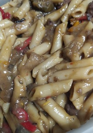 Una foto de Macarrones con verduras al vino tinto