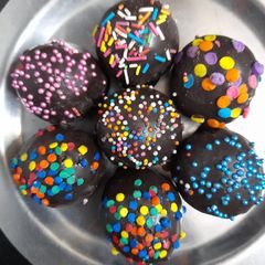 A picture of Christmas Chocolate balls.