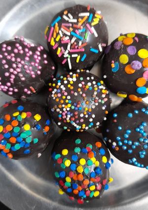 A picture of Christmas Chocolate balls.