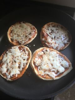 صورة لوصفة بيتزا على الخبز