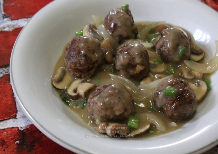 Recipe of Homemade Meatballs with Mushroom Sauce