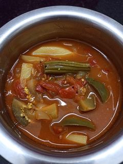புளி குழம்பு/ கத்திரிக்காய் முருங்கைக்காய் உருளைக்கிழங்கு  புளி குழம்பு செய்முறை முக்கிய புகைப்படம்