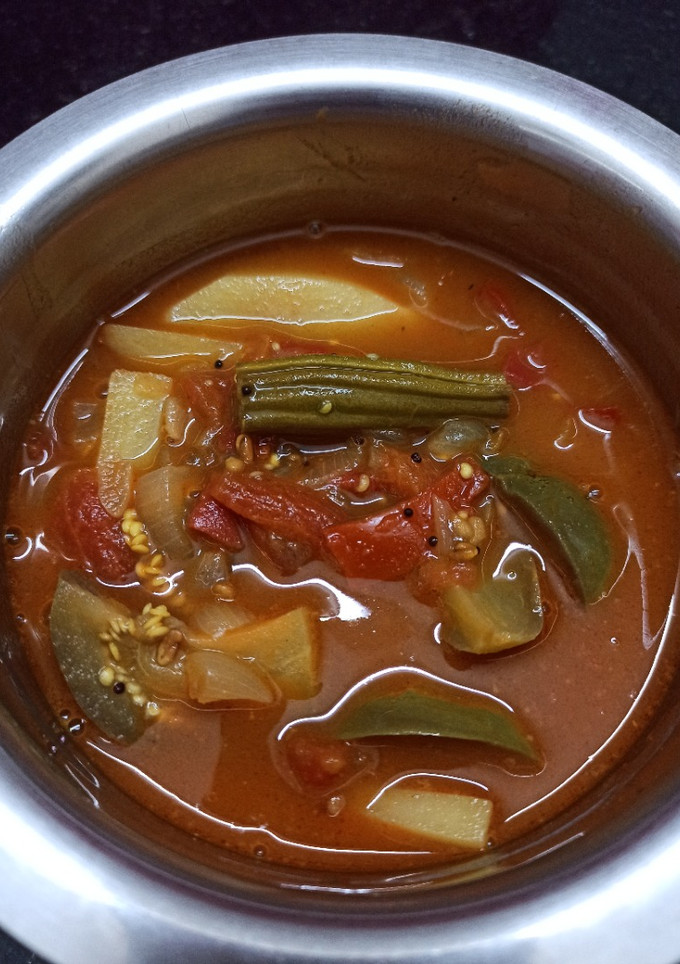 புளி குழம்பு/ கத்திரிக்காய் முருங்கைக்காய் உருளைக்கிழங்கு  புளி குழம்பு செய்முறை முக்கிய புகைப்படம்