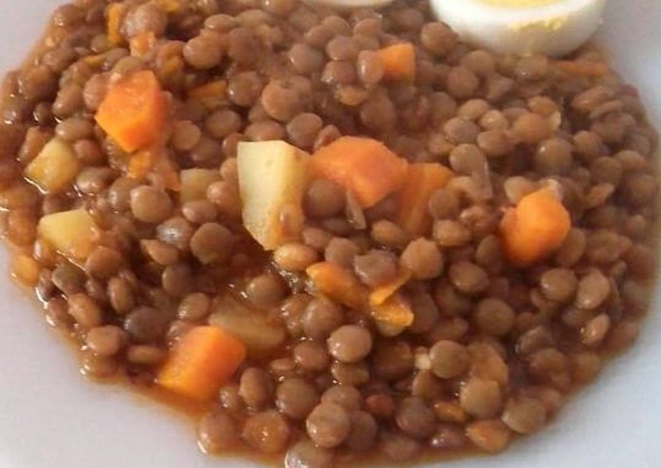 Guisito de lenteja  sin carne, con huevo duro y queso fresco