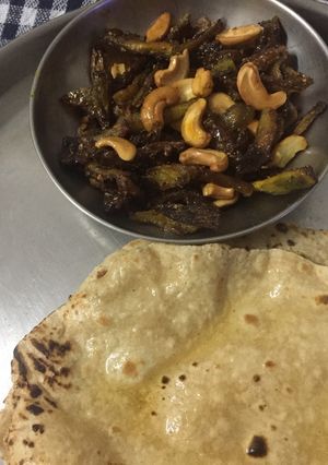 કાજુ કારેલા શાક (Kaju Karela Shak Recipe In Gujarati) રેસીપી મુખ્ય ફોટો