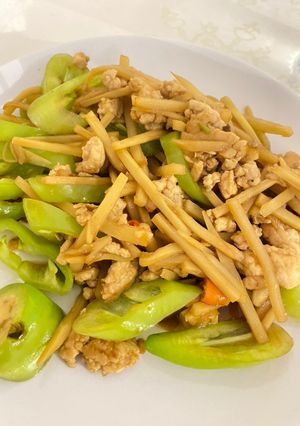 รูปของ ไก่ผัดหน่อไม้และพริกหยวก