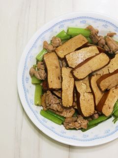 芹菜肉絲炒豆干 的食譜成品照片