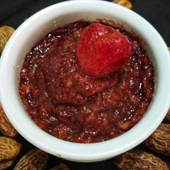 A picture of Strawberry-Dates Chutney.
