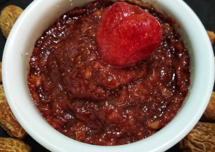 Easiest Way to Prepare Ultimate Strawberry-Dates Chutney