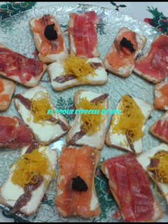 Una foto de Canapés variados con pan tostado fino