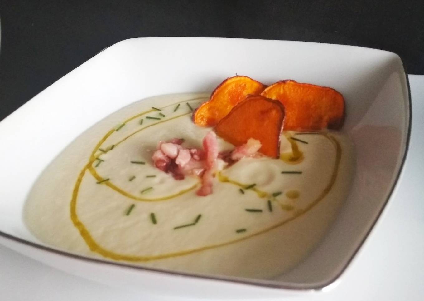 Crema de coliflor con chips de boniato y bacon (Mambo cecotec)