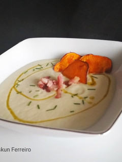 Una foto de Crema de coliflor con chips de boniato y bacon (Mambo cecotec)