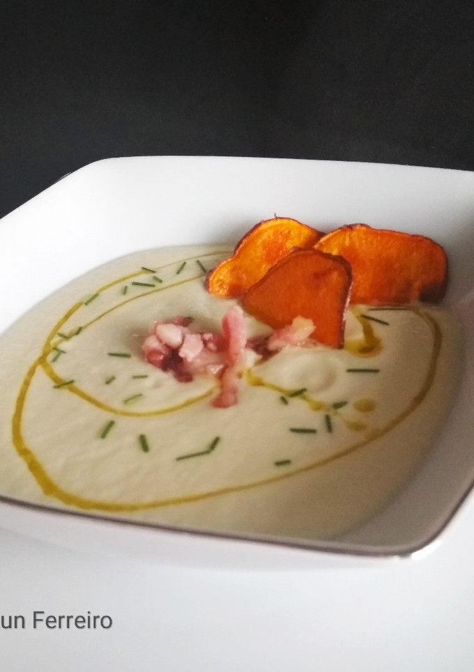 Una foto de Crema de coliflor con chips de boniato y bacon (Mambo cecotec)