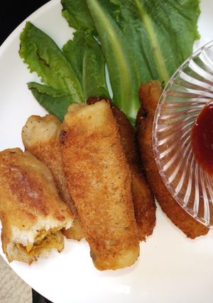 A picture of Stuffed bread rolls.