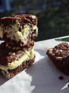 A picture of Cashew-Pistachios Brownie ice cream Sandwich.