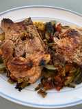 Côtes de porc marinées aux poivrons, tomates et courgette