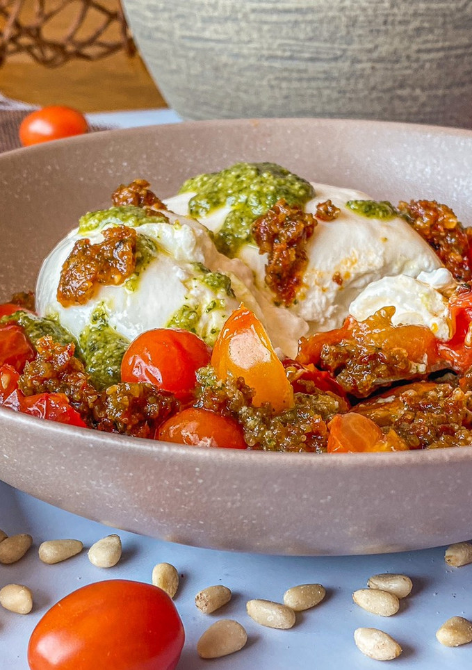 Una foto de Burrata con cherrys asados y pestos