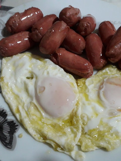 Una foto de Huevos fritos con mini salchichas