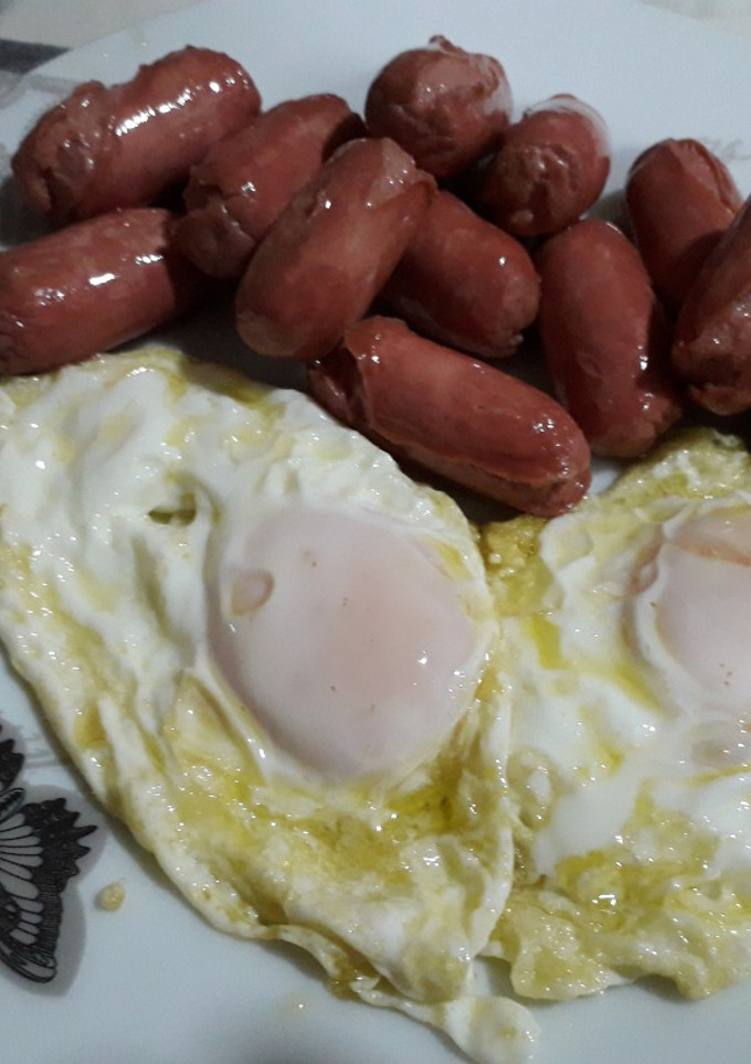 Una foto de Huevos fritos con mini salchichas