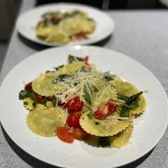 Tomato, basil and lemon pasta A picture of Tomato, basil and lemon pasta.