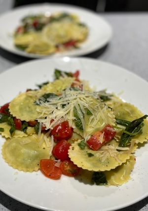 A picture of Tomato, basil and lemon pasta.