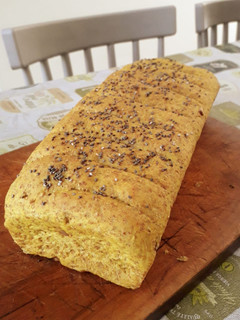 Una foto de Pan de harina integral, cúrcuma y semillas