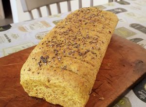 Una foto de Pan de harina integral, cúrcuma y semillas