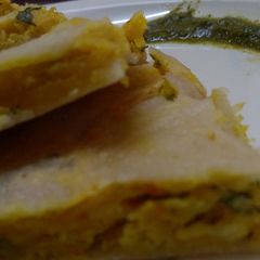 A picture of Sandwitch Chila with green chutney.
