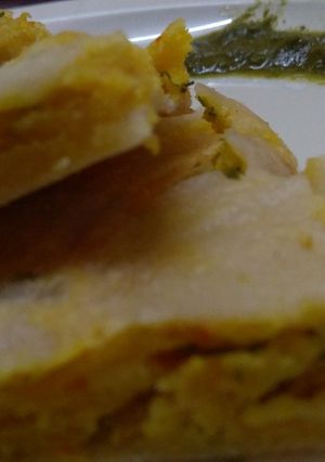A picture of Sandwitch Chila with green chutney.