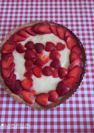 Une photo de Tarte aux citron 🍋 décoration fraise 🍓😁😁
