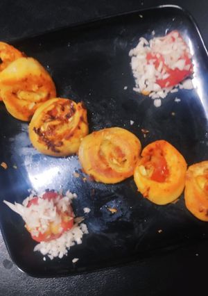 मिनी पिज़्ज़ा रोल्स (mini pizza rolls recipe in Hindi) रेसिपी मुख्य फोटो