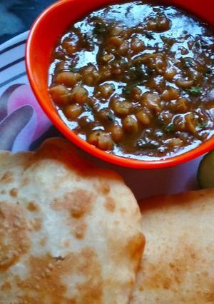 A picture of Chhole Bhature.