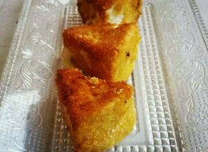 Una foto de Camembert frito