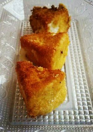 Una foto de Camembert frito